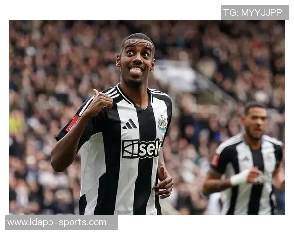 伊萨克花费三万镑购杜宾犬护卫自遭死亡威胁后安全措施升级